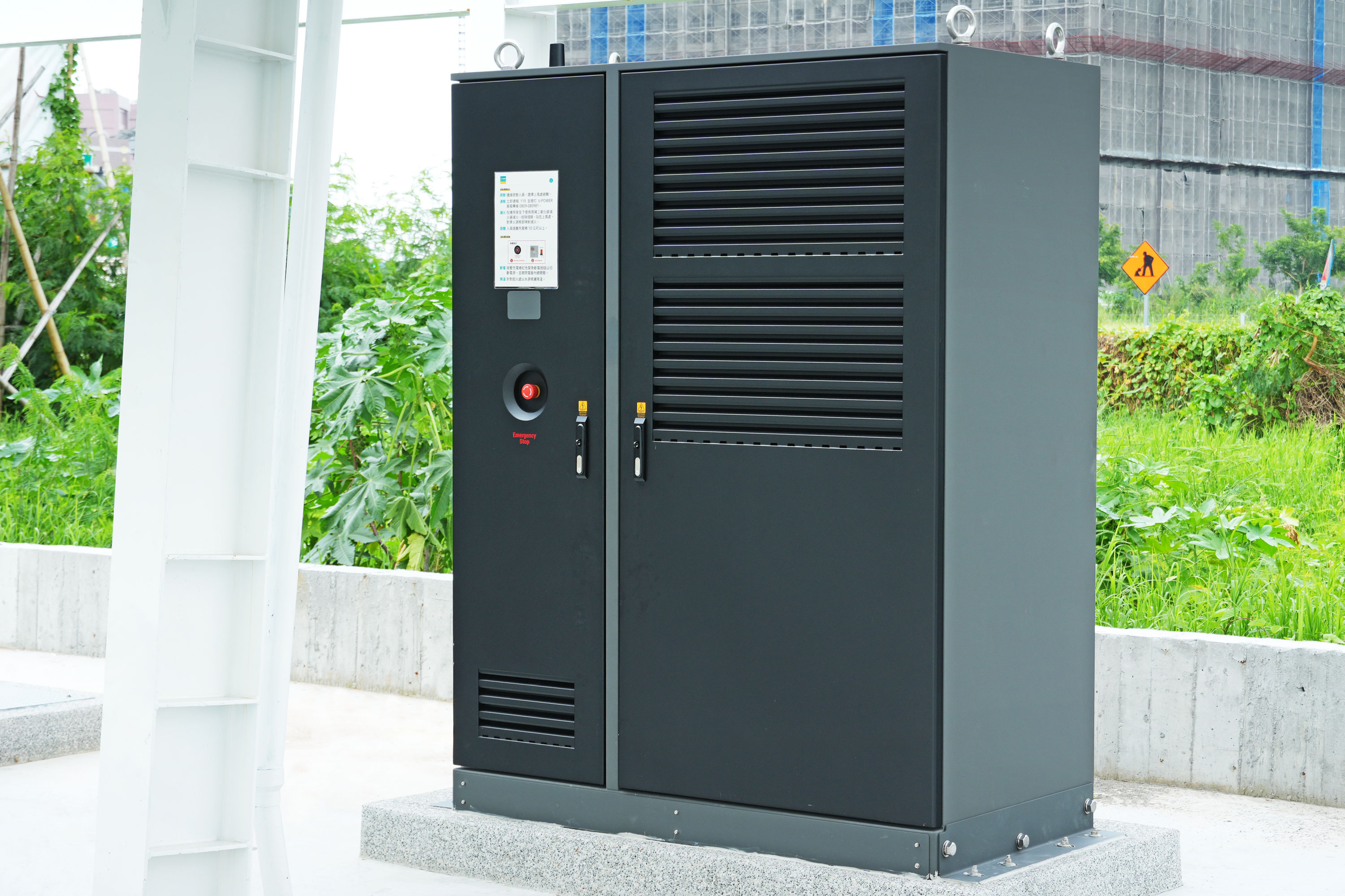 圖3_採模組化設計的480kW分體式能源櫃，以每群80kW電源模組為單位，共6群組成480kW總功率，可支~電。搭配 500A 液冷槍與靈活能源動態分配系統，理想狀態下實現多車同步以原廠最高功率充電